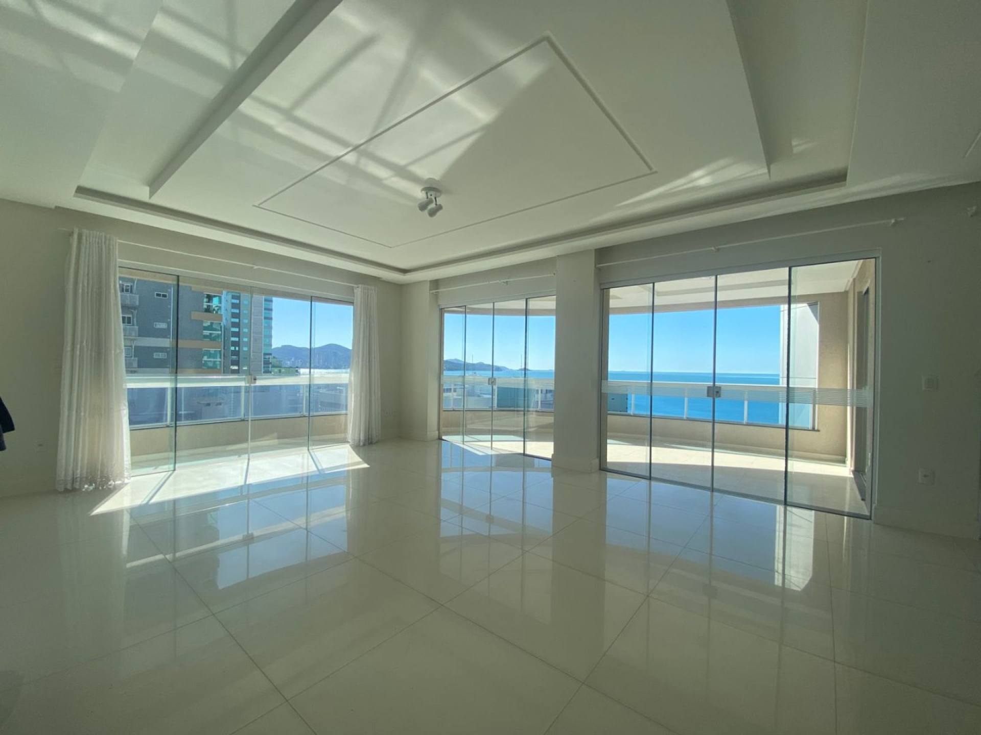 Apartamento À Venda com Vista Mar com 4 suítes na Meia Praia - Itapema