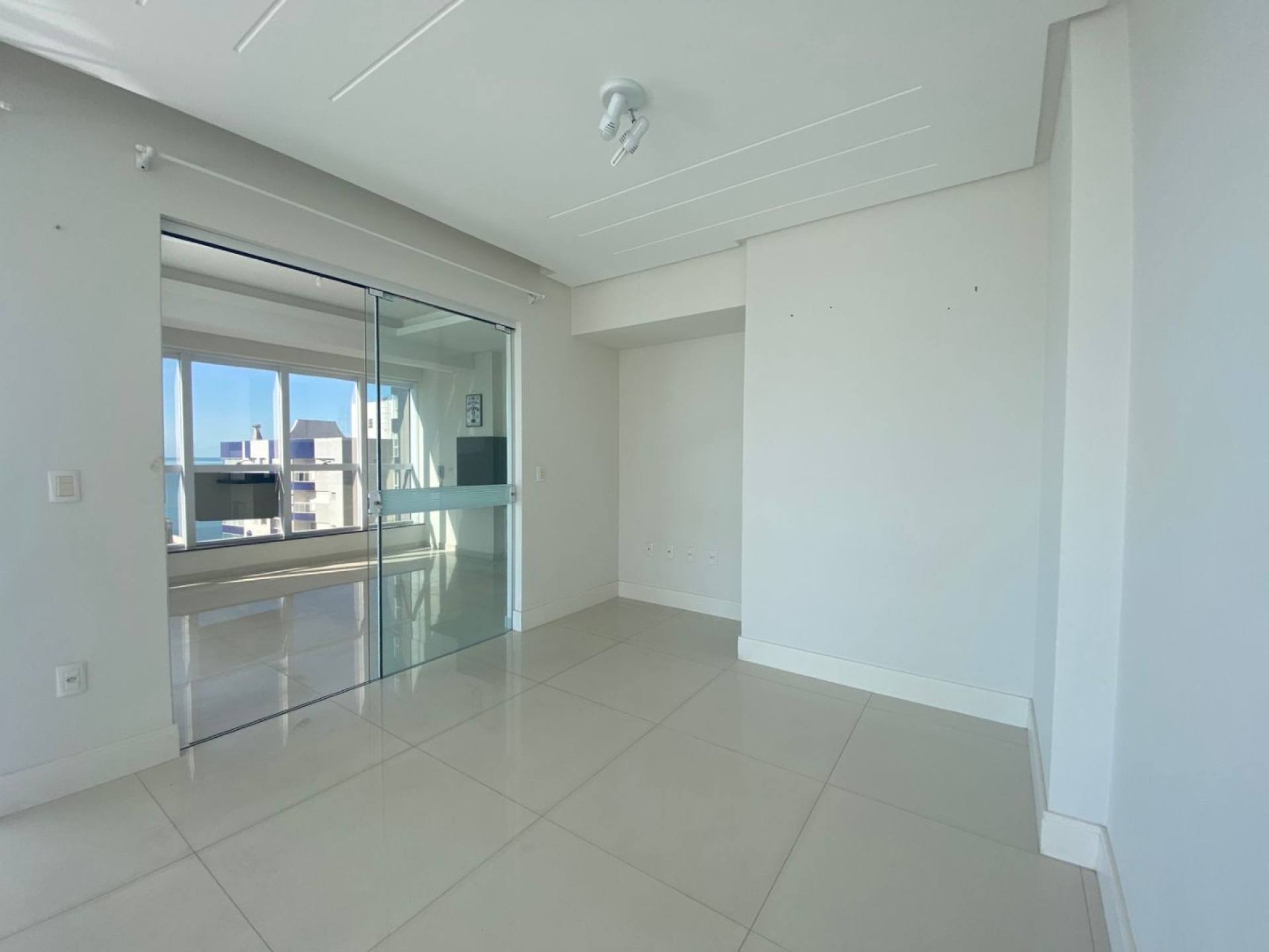 Apartamento À Venda com Vista Mar com 4 suítes na Meia Praia - Itapema