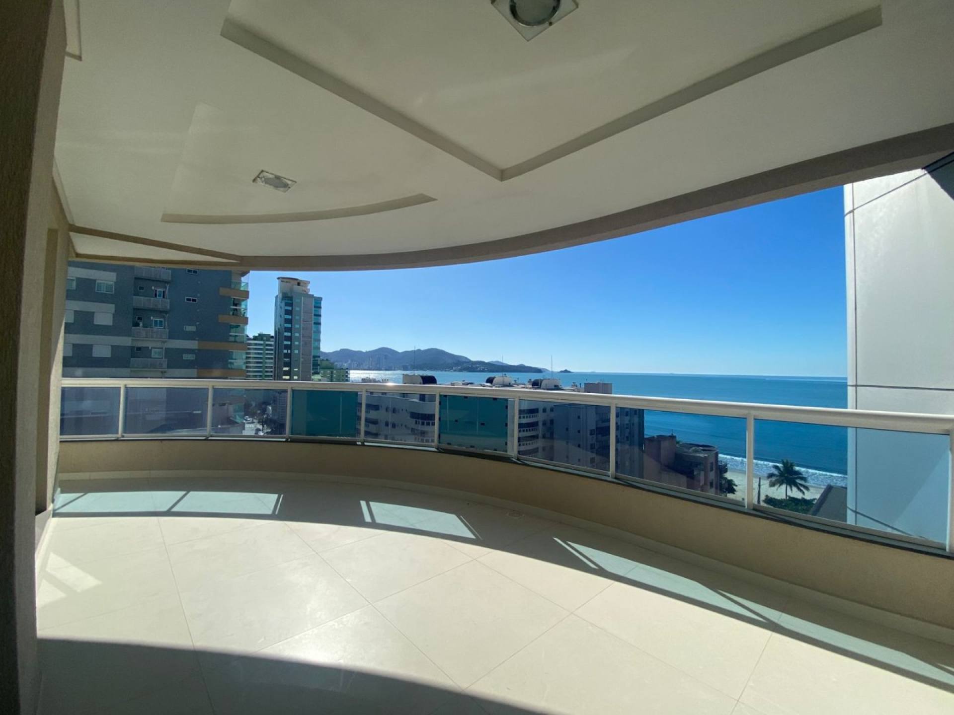 Apartamento À Venda com Vista Mar com 4 suítes na Meia Praia - Itapema