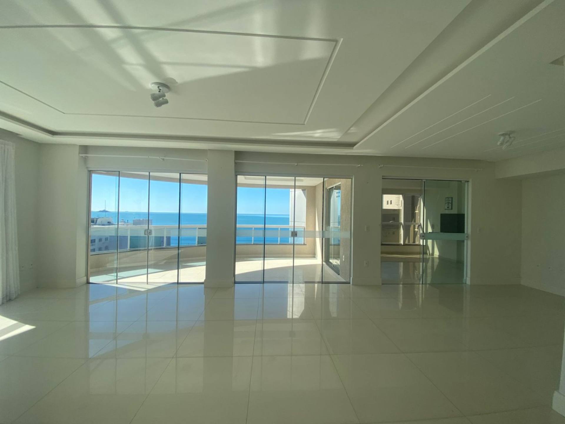 Apartamento À Venda com Vista Mar com 4 suítes na Meia Praia - Itapema