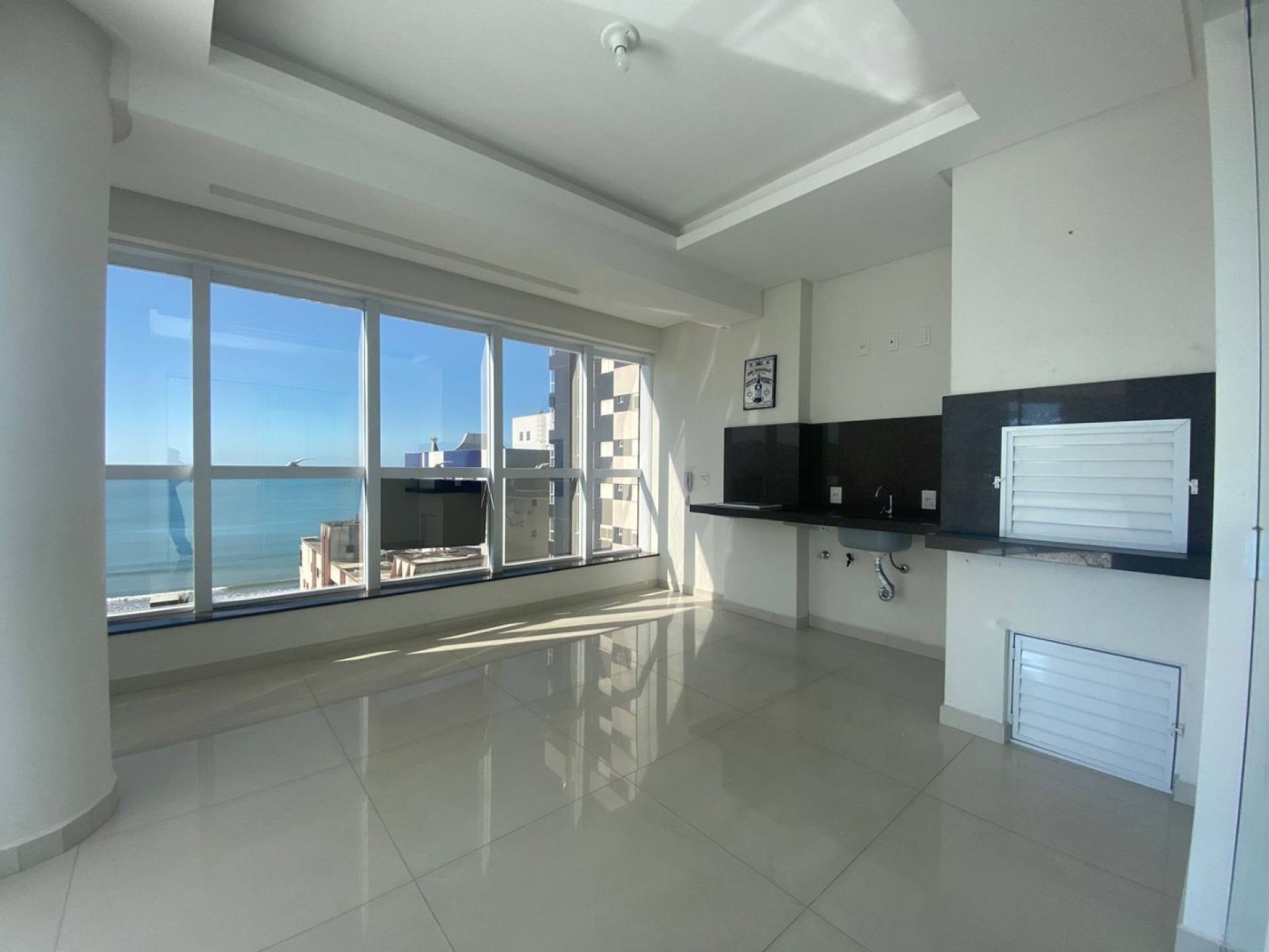 Apartamento À Venda com Vista Mar com 4 suítes na Meia Praia - Itapema