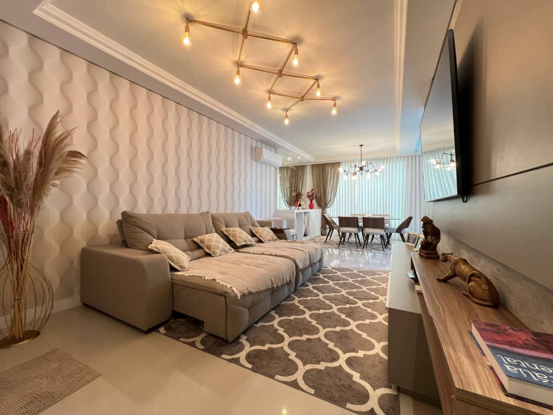 Apartamento Mobiliado Para Vender com 3 suítes no bairro Meia Praia - Itapema