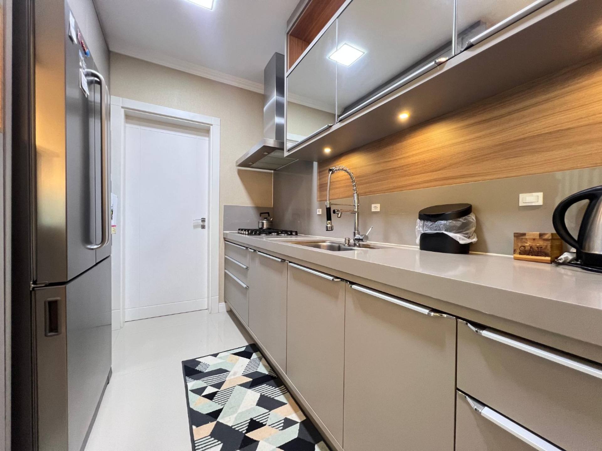 Apartamento Mobiliado Para Vender com 3 suítes no bairro Meia Praia - Itapema