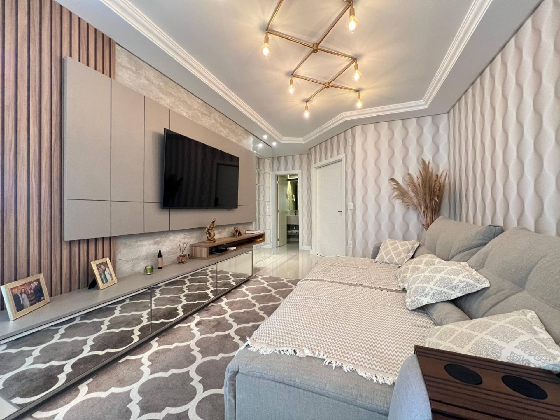 Apartamento Mobiliado Para Vender com 3 suítes no bairro Meia Praia - Itapema