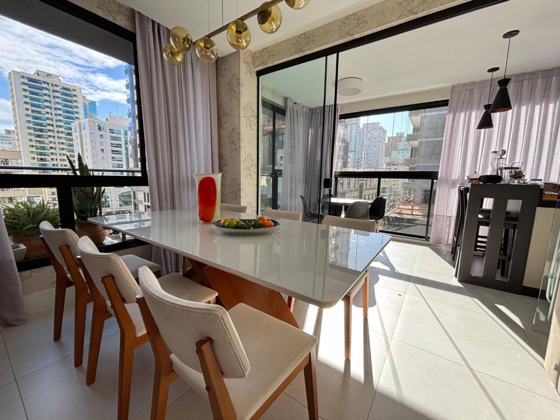 Apartamento Diferenciado Para Vender com 3 suítes no bairro Meia Praia em Itapema