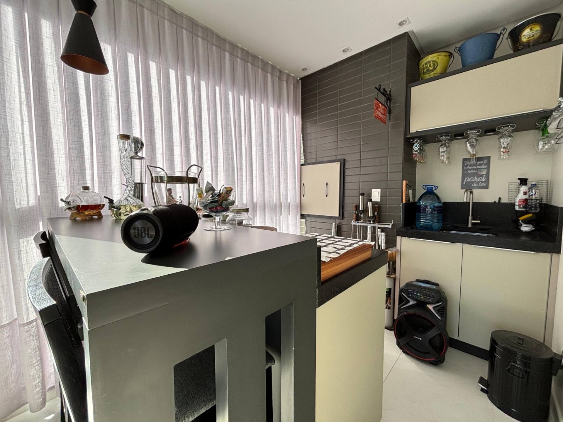 Apartamento Diferenciado Para Vender com 3 suítes no bairro Meia Praia em Itapema