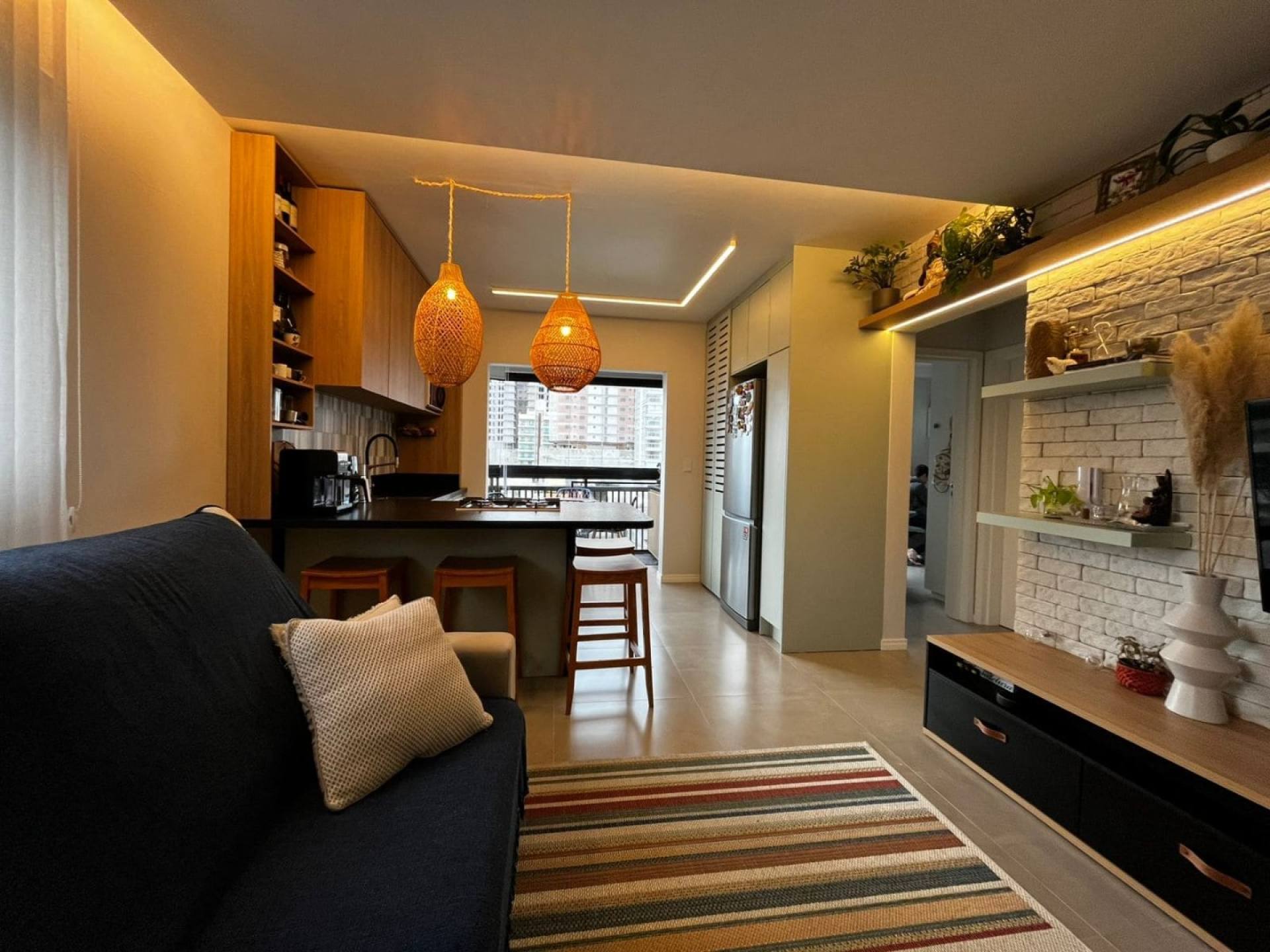 Apartamento Mobiliado com 2 Suítes no Perequê