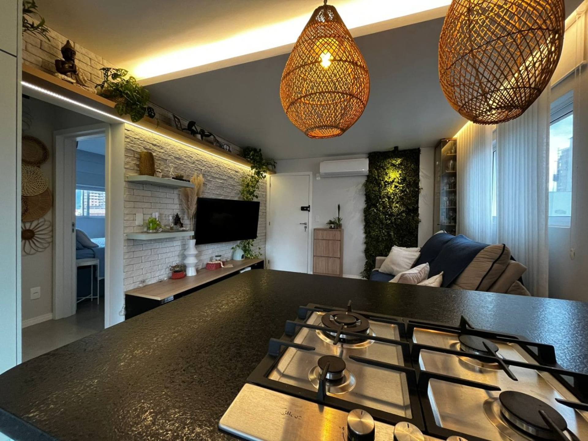 Apartamento Mobiliado com 2 Suítes no Perequê