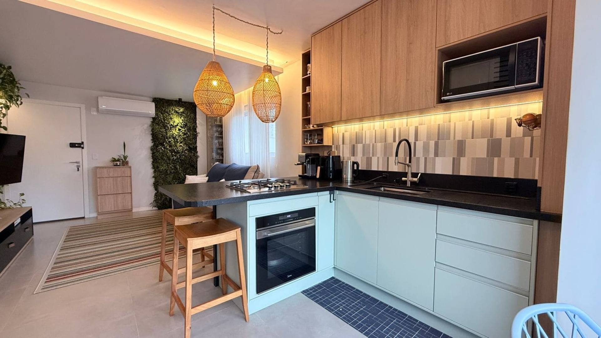 Apartamento Mobiliado com 2 Suítes no Perequê