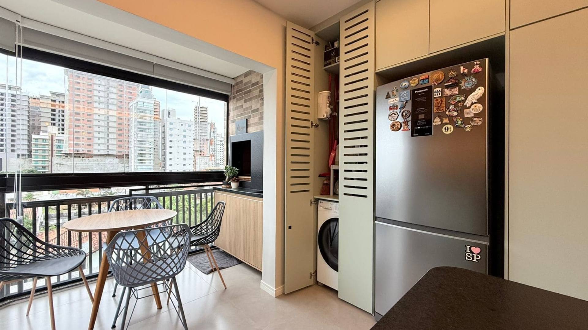 Apartamento Mobiliado com 2 Suítes no Perequê