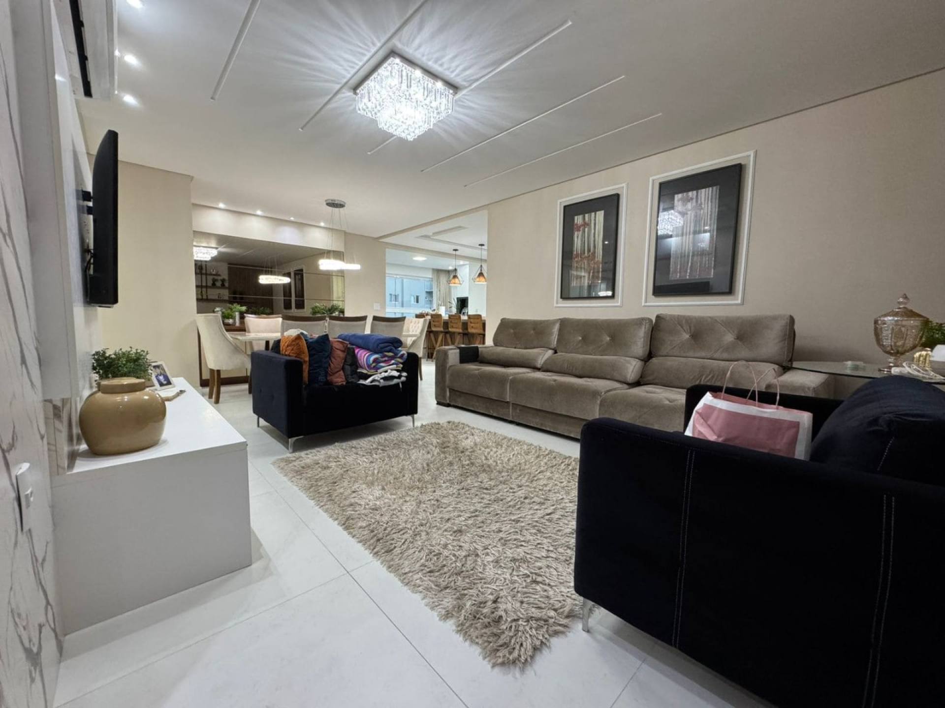 Apartamento Para Vender com 3 suítes no bairro Meia Praia em Itapema