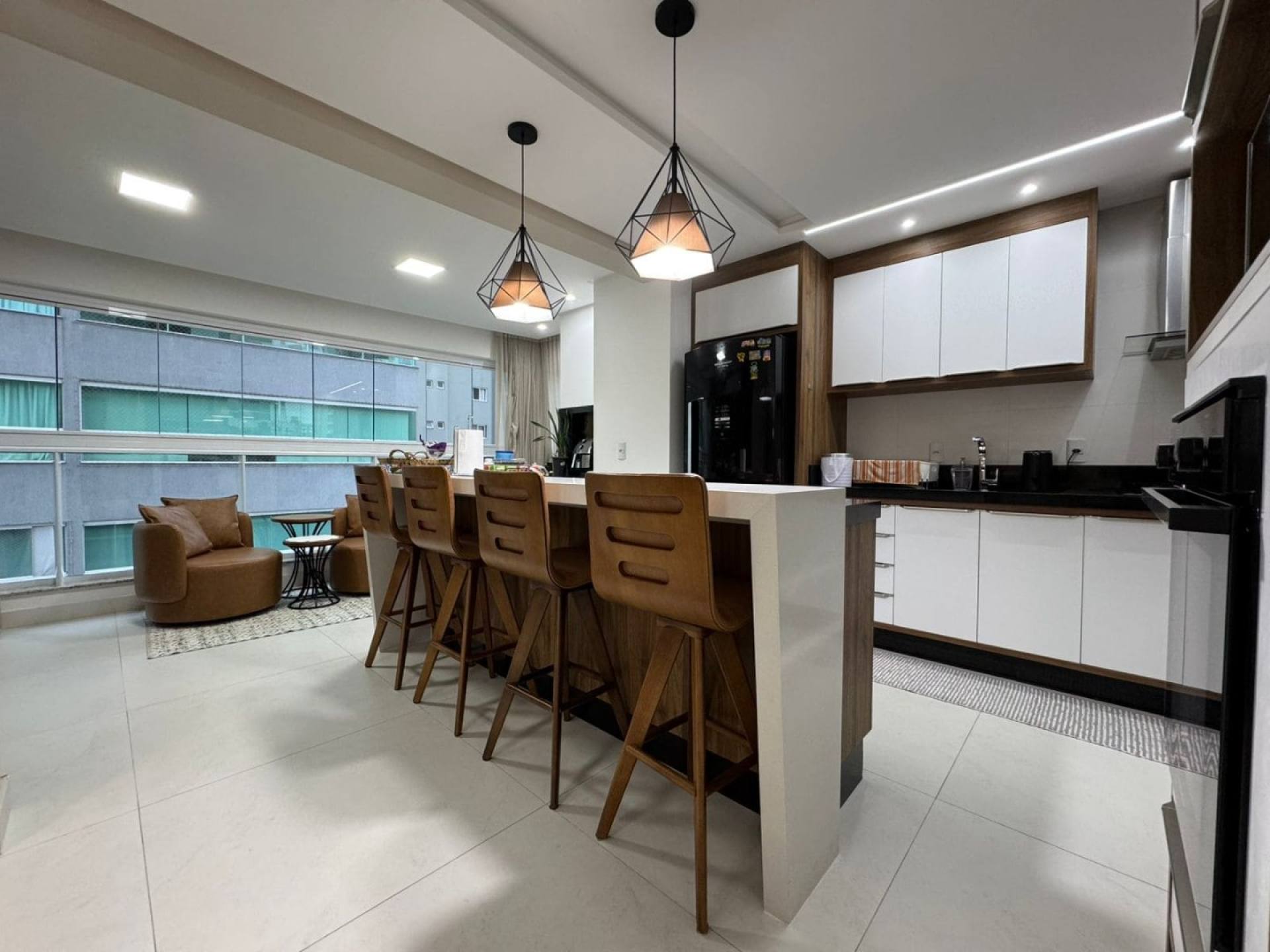 Apartamento Para Vender com 3 suítes no bairro Meia Praia em Itapema