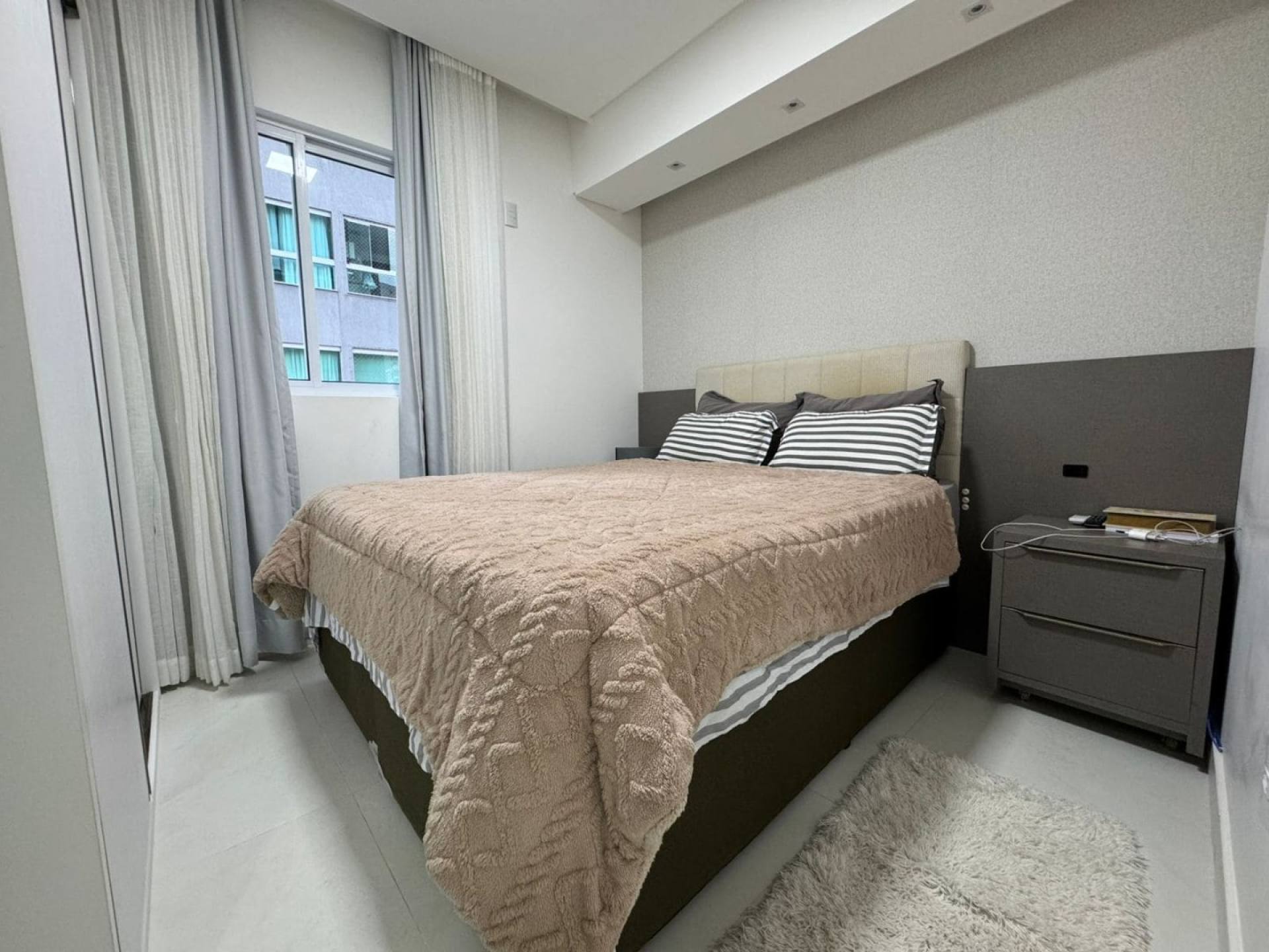 Apartamento Para Vender com 3 suítes no bairro Meia Praia em Itapema