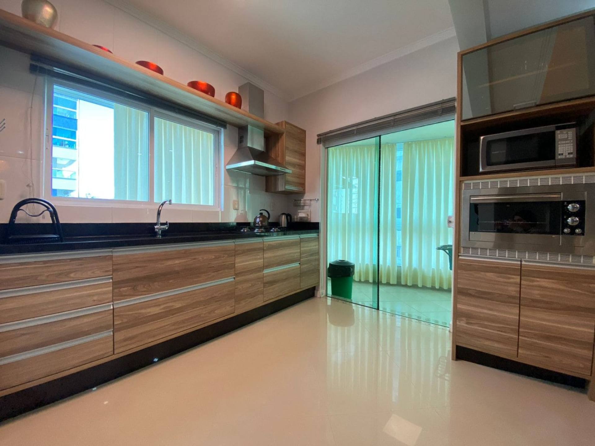 Apartamento À Venda com 3 suítes no bairro Meia Praia em Itapema