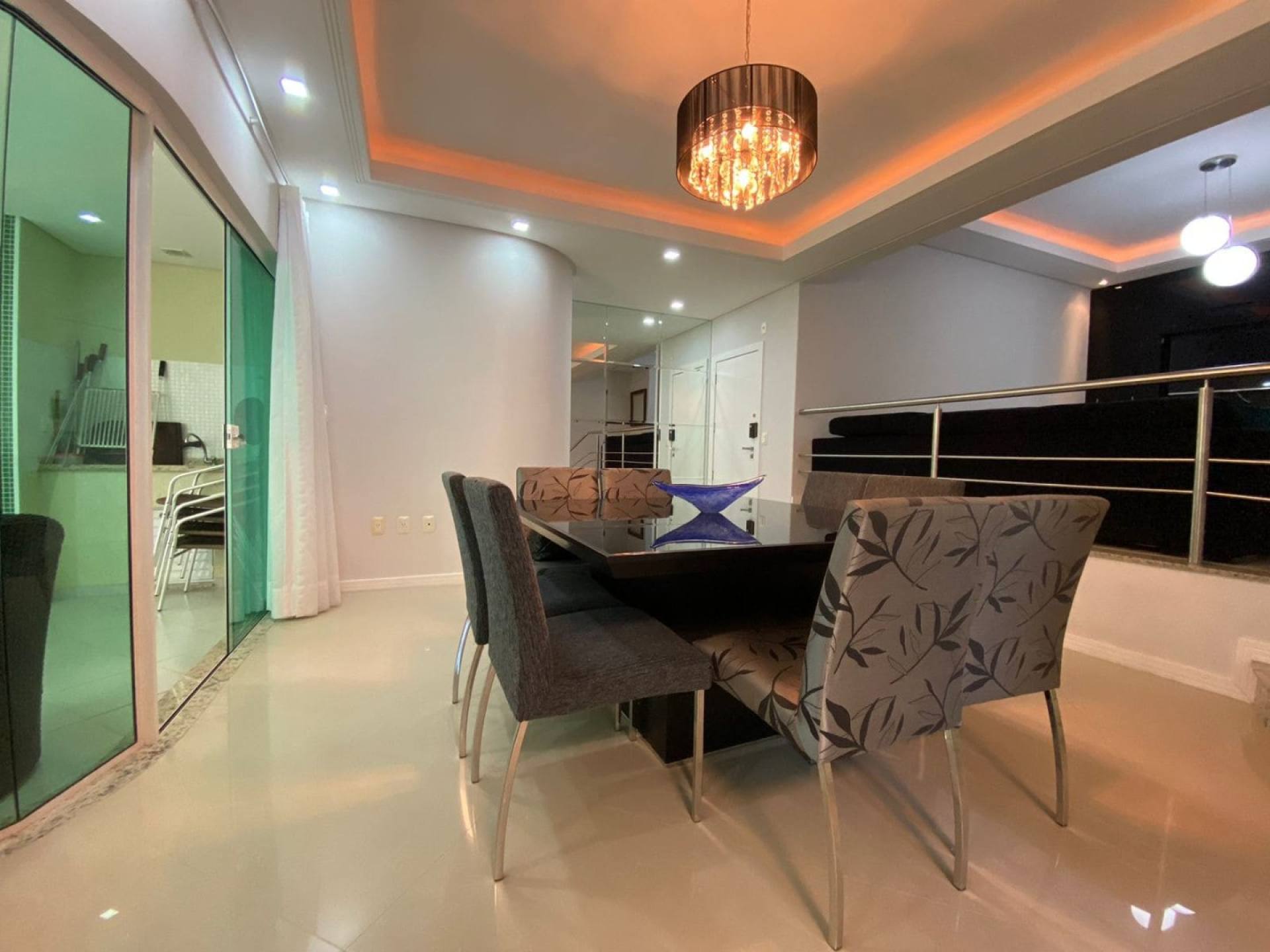 Apartamento À Venda com 3 suítes no bairro Meia Praia em Itapema