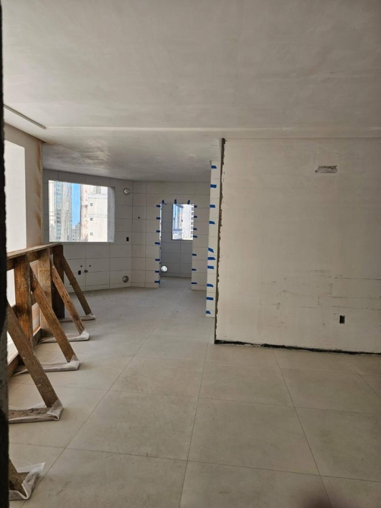 Apartamento Para Vender com 3 suítes na Meia Praia em Itapema