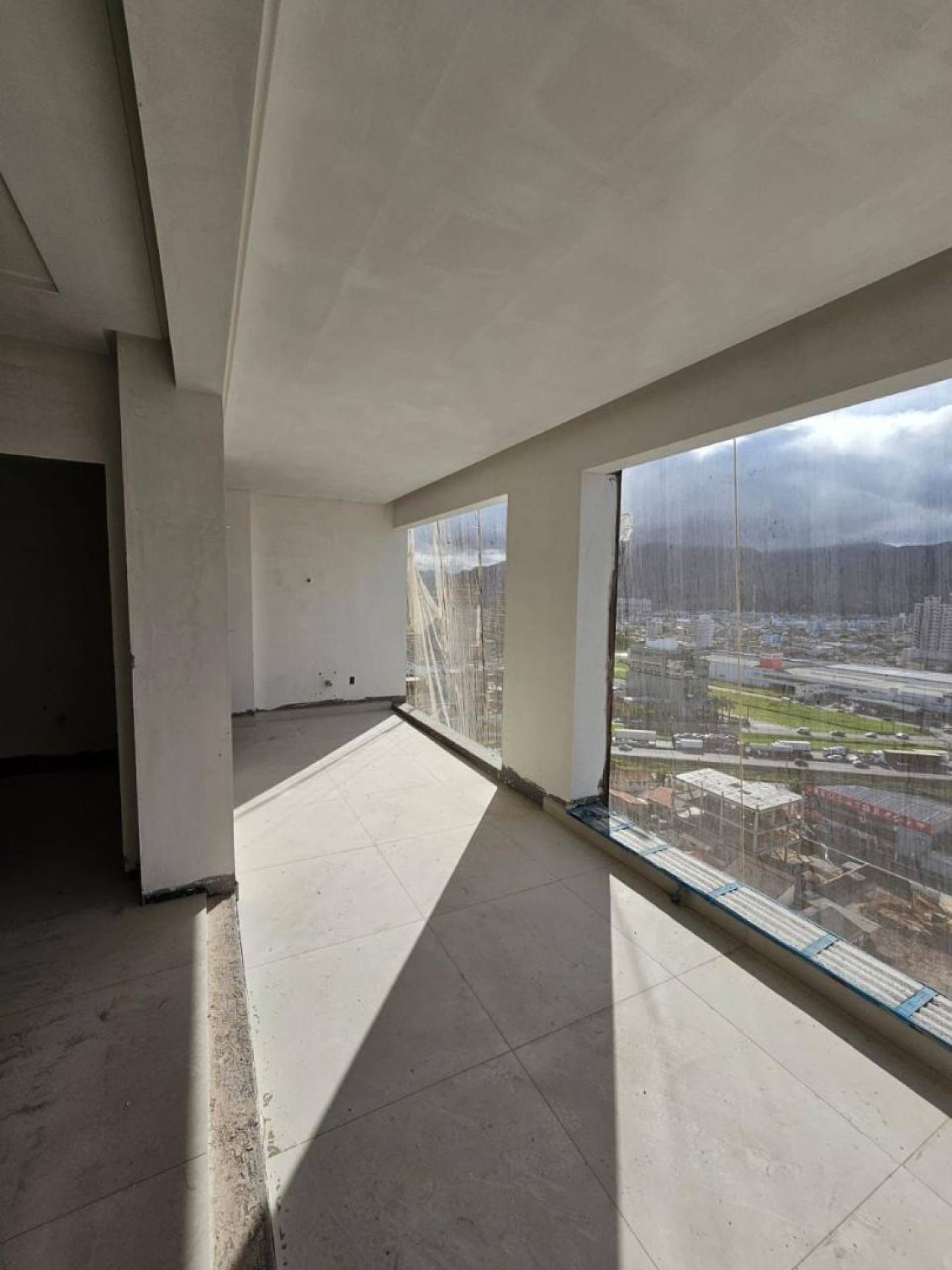 Apartamento Para Vender com 3 suítes na Meia Praia em Itapema