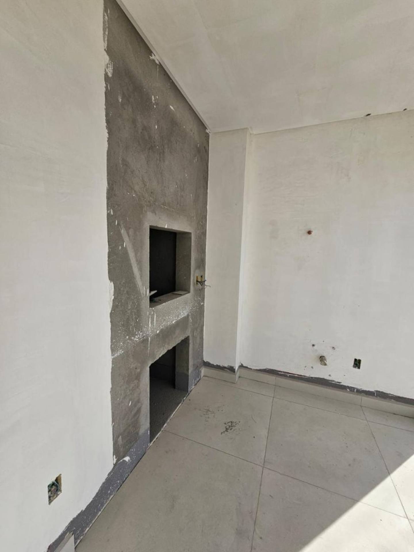 Apartamento Para Vender com 3 suítes na Meia Praia em Itapema