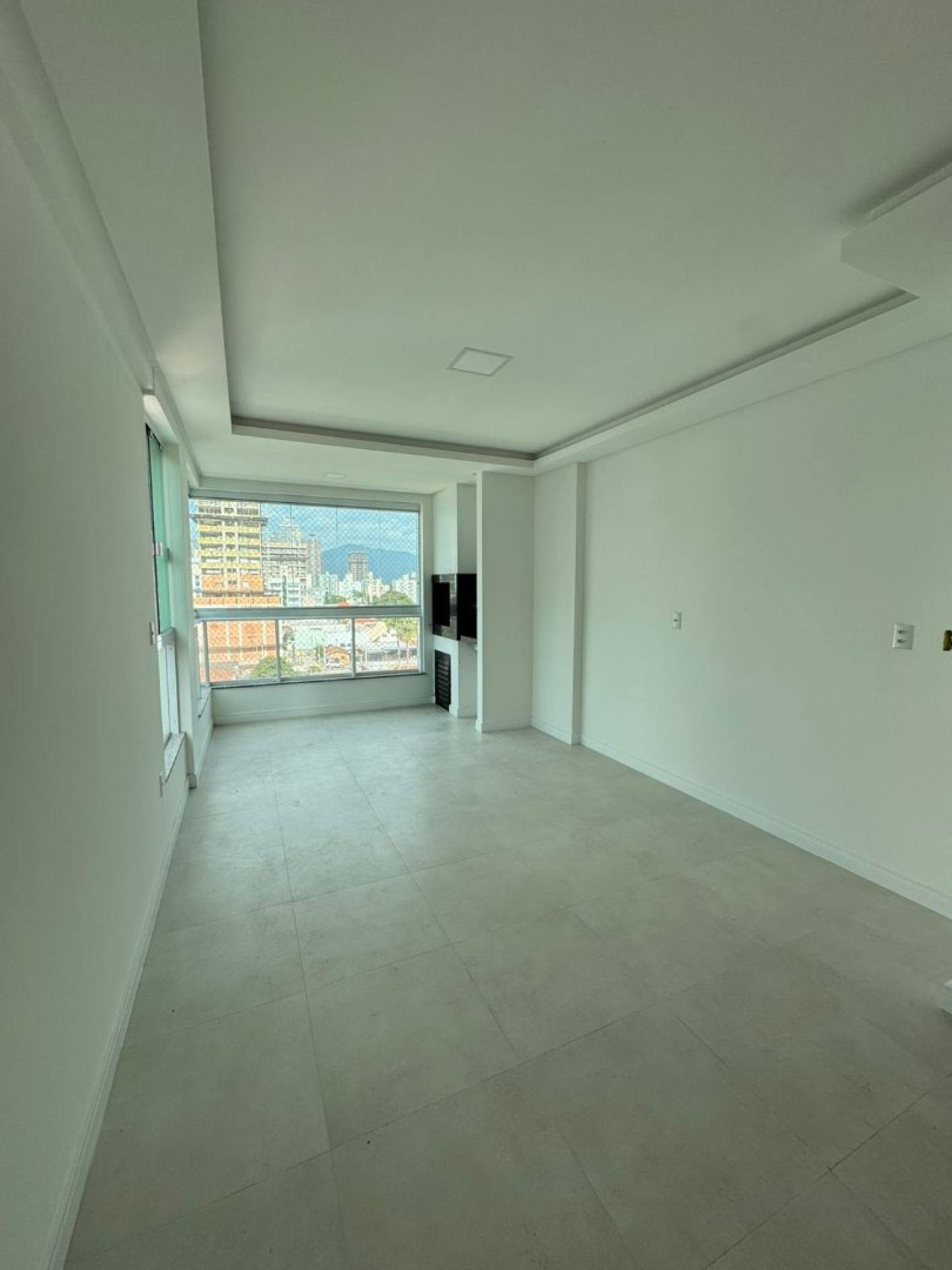 Apartamento À Venda com 3 suítes no bairro Meia Praia em Itapema