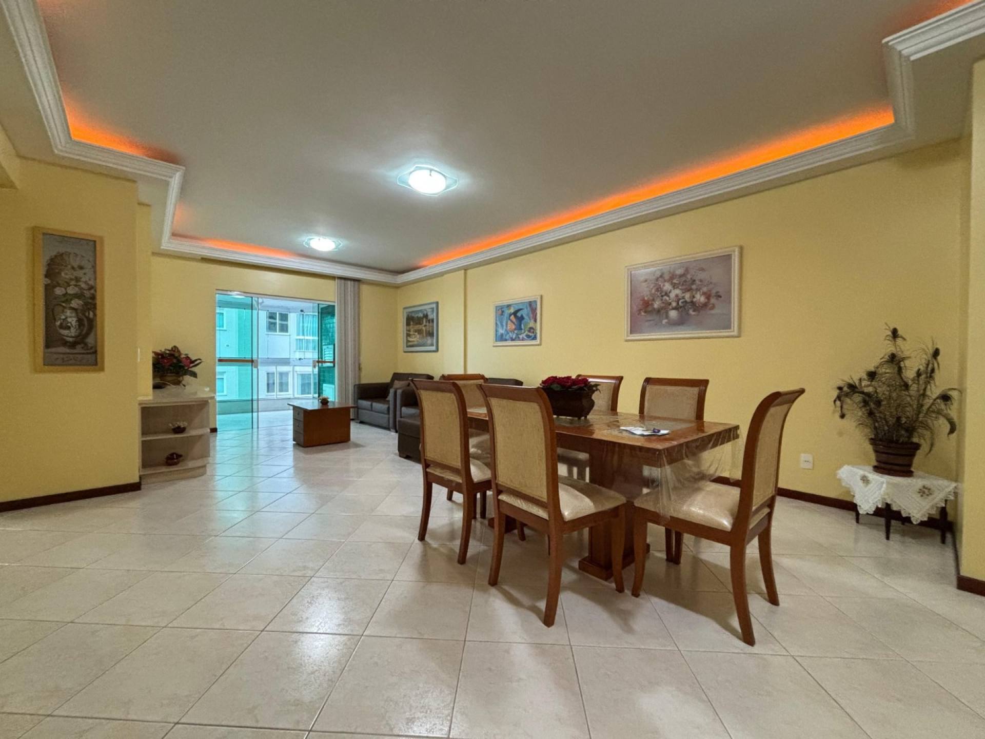 Apartamento Mobiliado com 3 Quartos na Meia Praia - Itapema