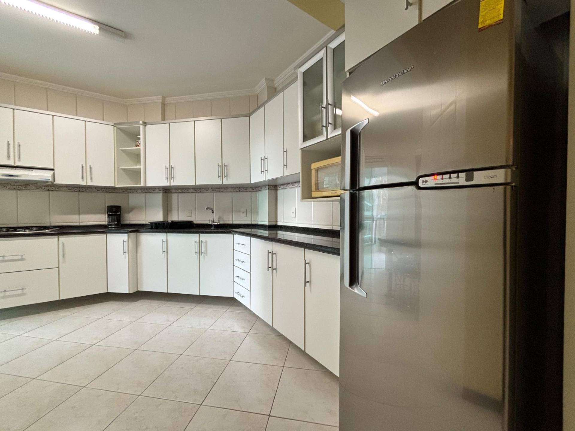 Apartamento Mobiliado com 3 Quartos na Meia Praia - Itapema