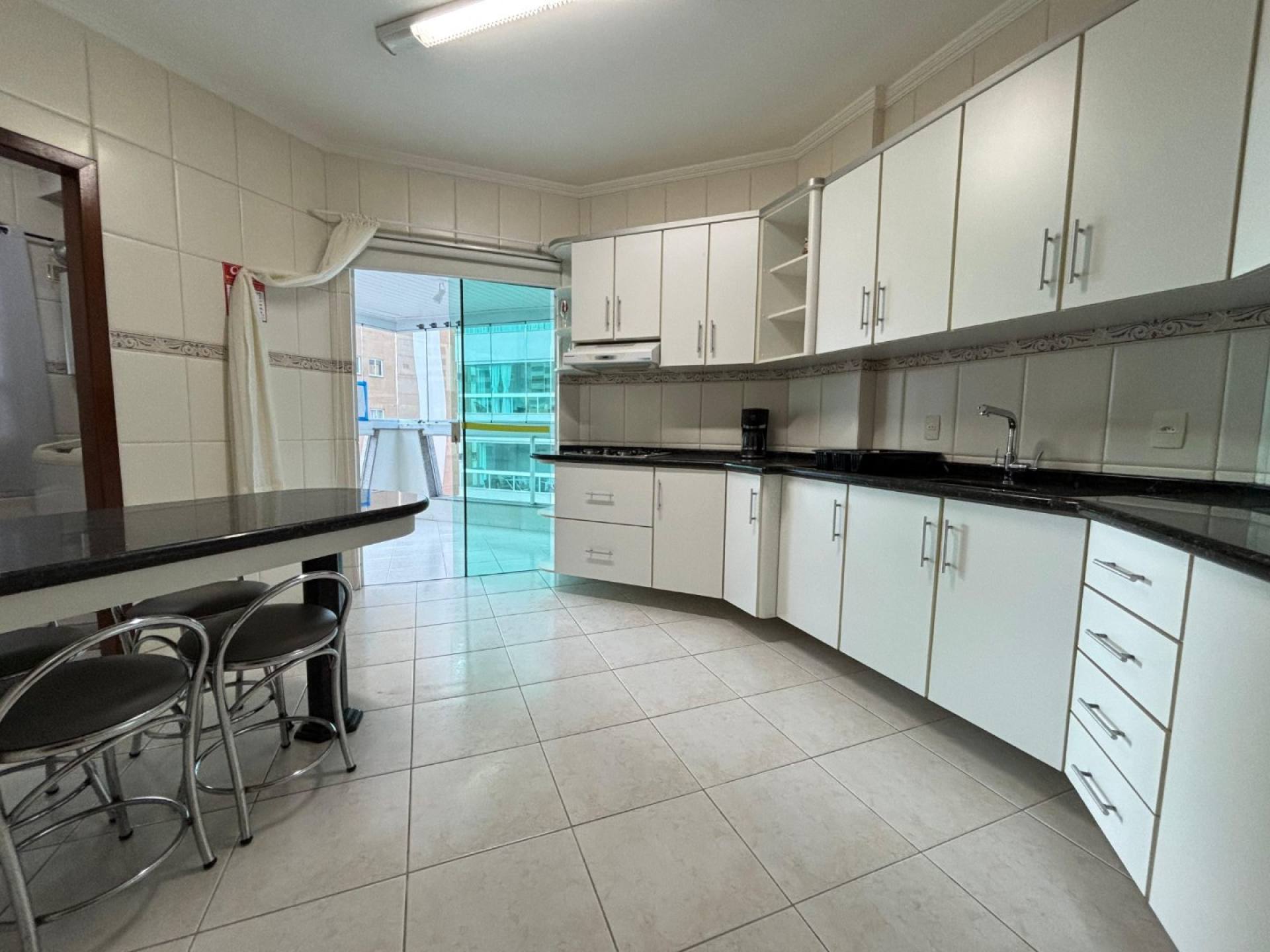 Apartamento Mobiliado com 3 Quartos na Meia Praia - Itapema