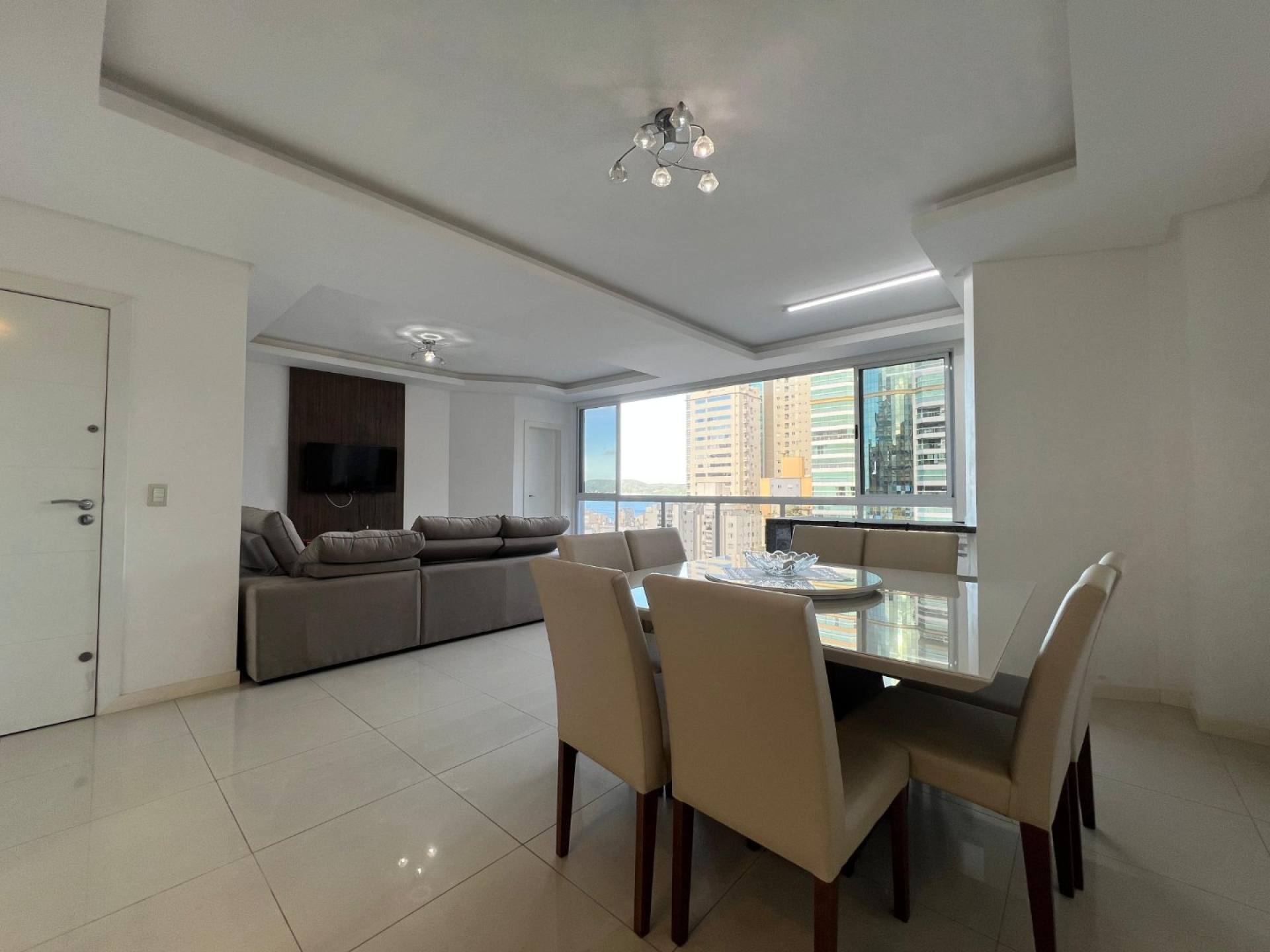 Apartamento Para Vender com 3 suítes no bairro Meia Praia - Itapema