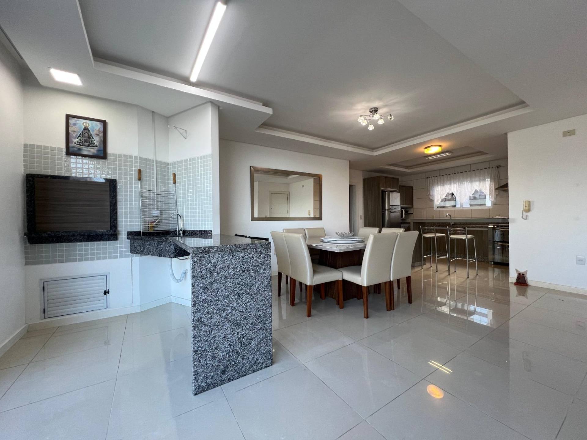 Apartamento Para Vender com 3 suítes no bairro Meia Praia - Itapema