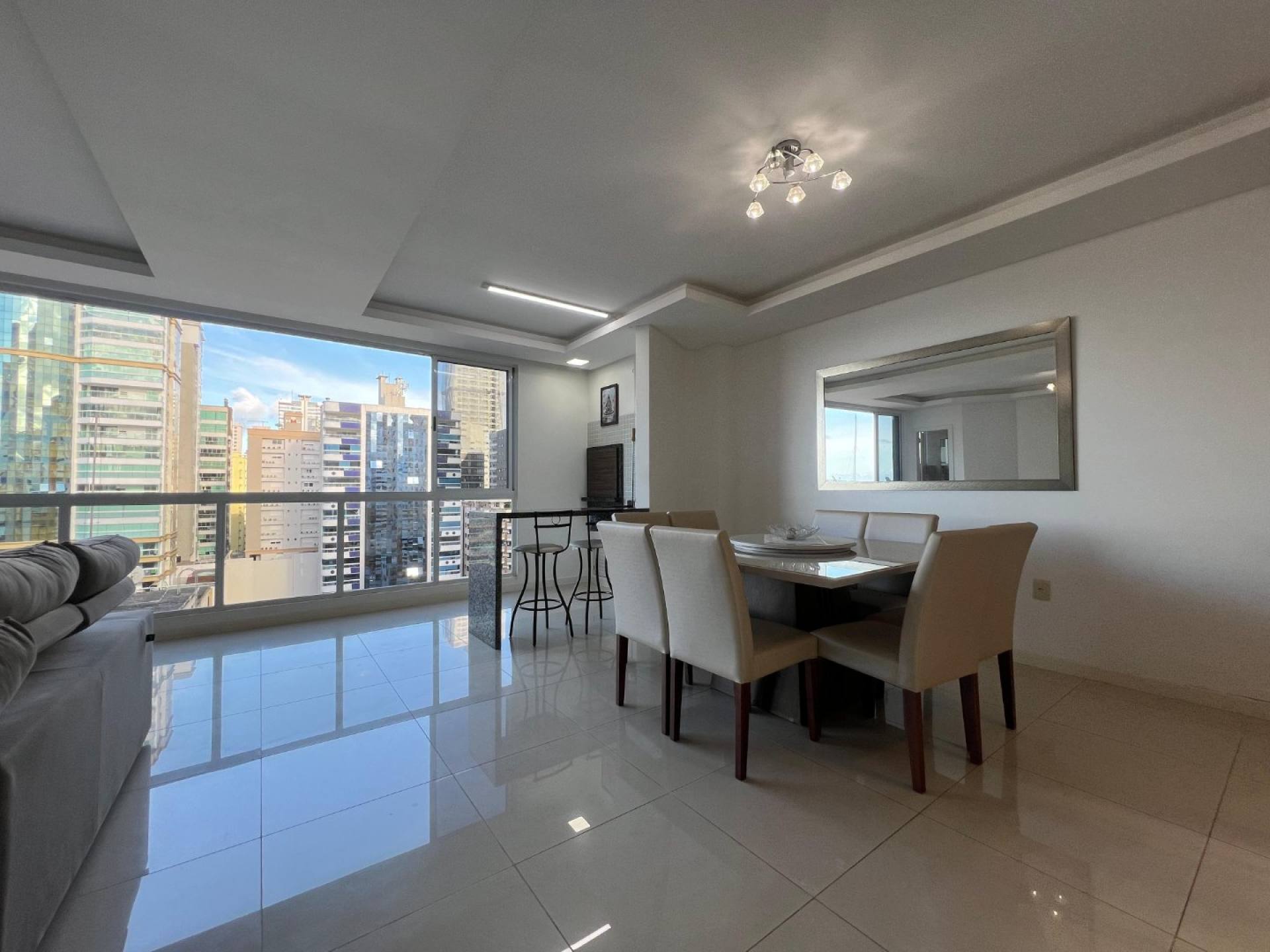 Apartamento Para Vender com 3 suítes no bairro Meia Praia - Itapema