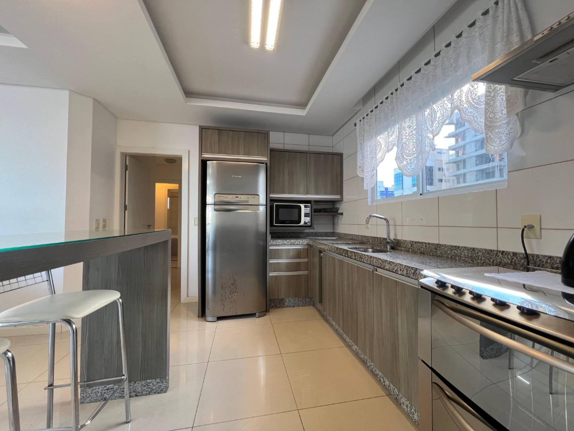 Apartamento Para Vender com 3 suítes no bairro Meia Praia - Itapema