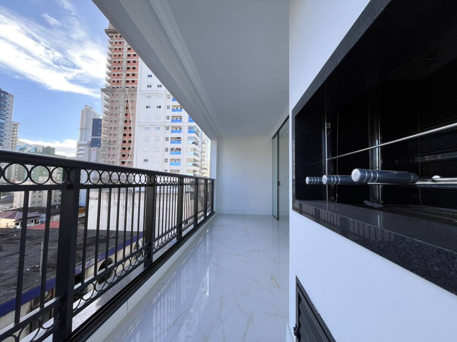 Apartamento Novo no Palazzo Parigi em Meia Pria, Itapema