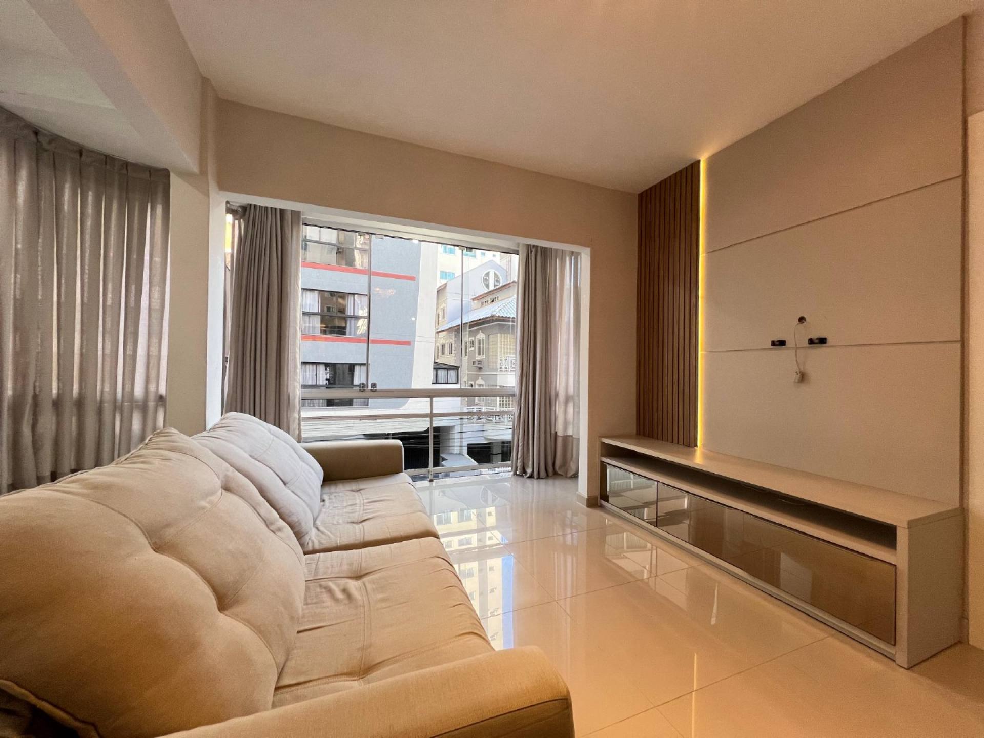 Apartamento Para Vender com 2 quartos 1 suítes no bairro Meia Praia em Itapema