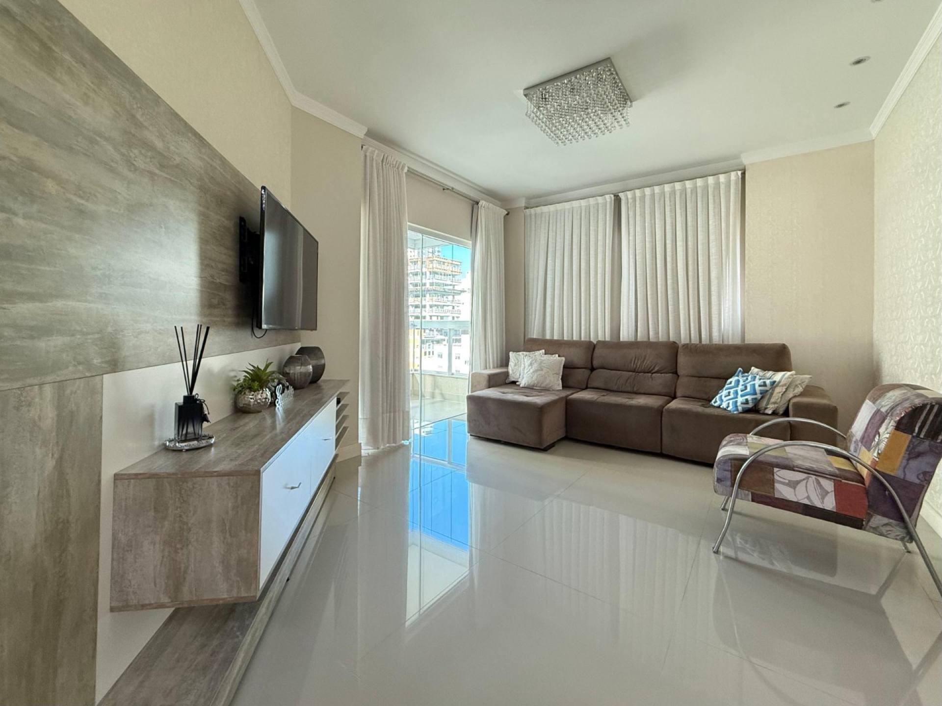 Apartamento Para Vender com 3 quartos no bairro Meia Praia em Itapema