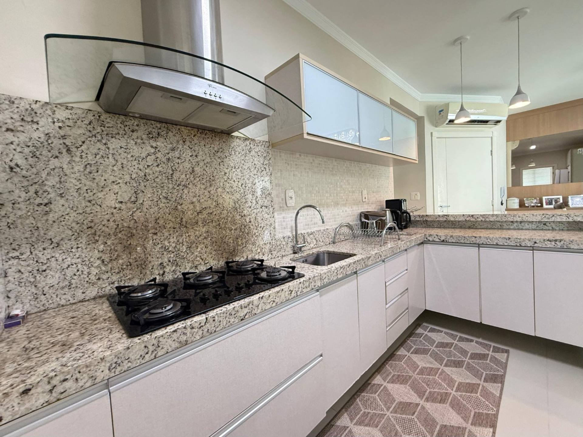 Apartamento Para Vender com 3 quartos no bairro Meia Praia em Itapema