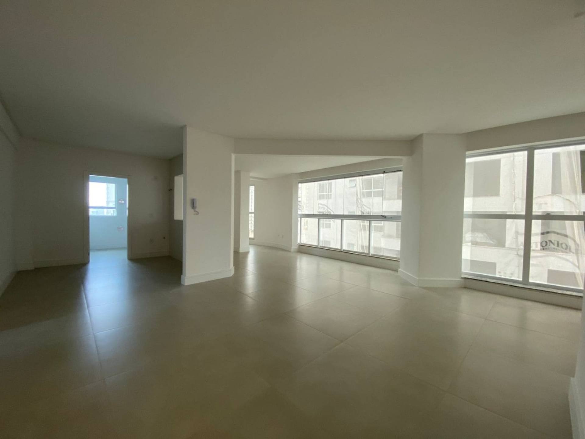 Apartamento Para Vender com 3 suítes no bairro Meia Praia em Itapema