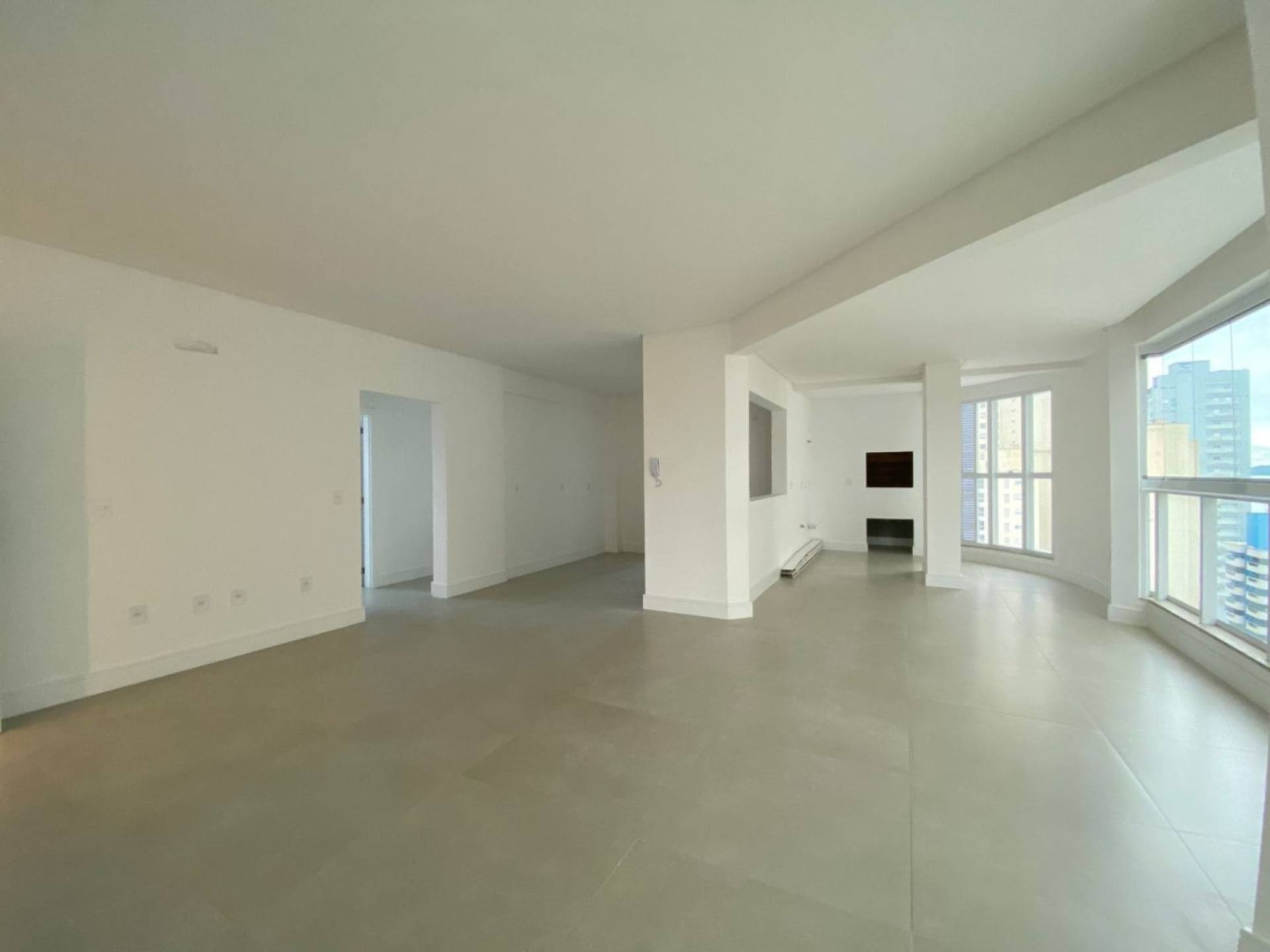 Apartamento Para Vender com 3 suítes no bairro Meia Praia em Itapema