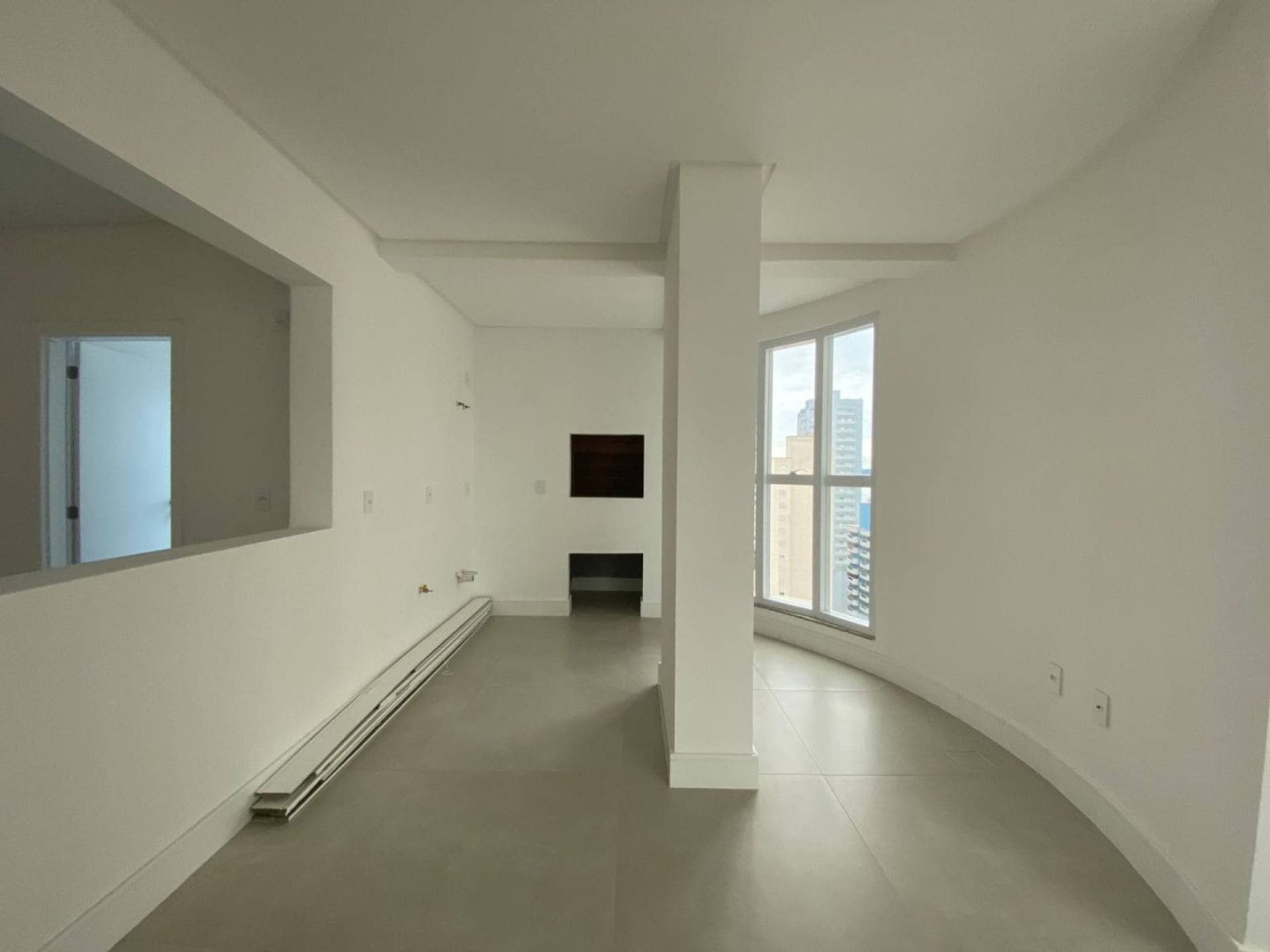 Apartamento Para Vender com 3 suítes no bairro Meia Praia em Itapema