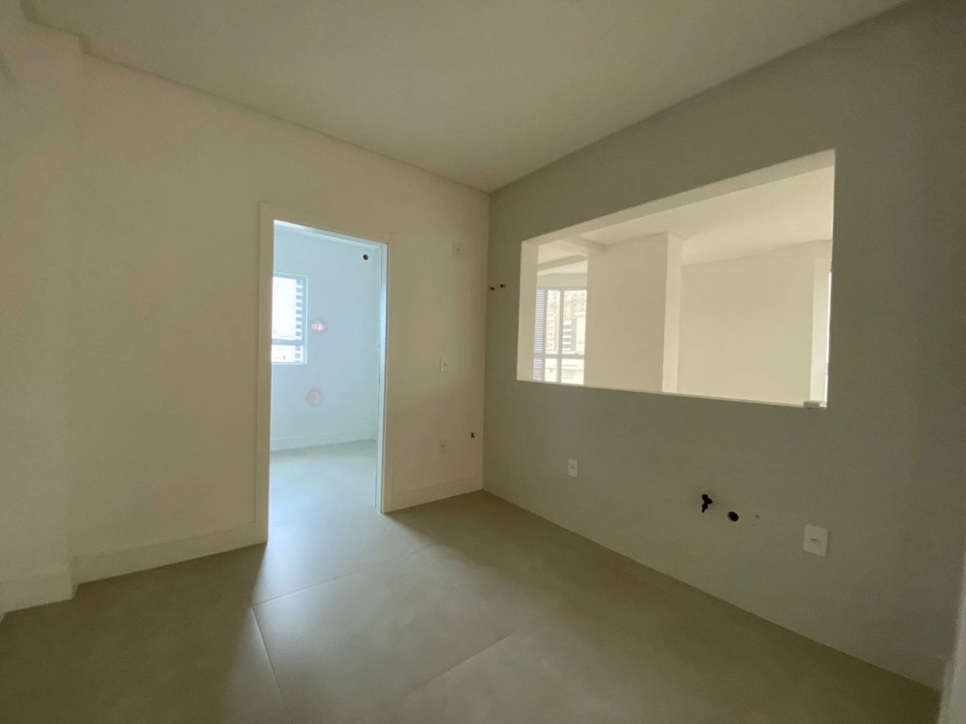 Apartamento Para Vender com 3 suítes no bairro Meia Praia em Itapema