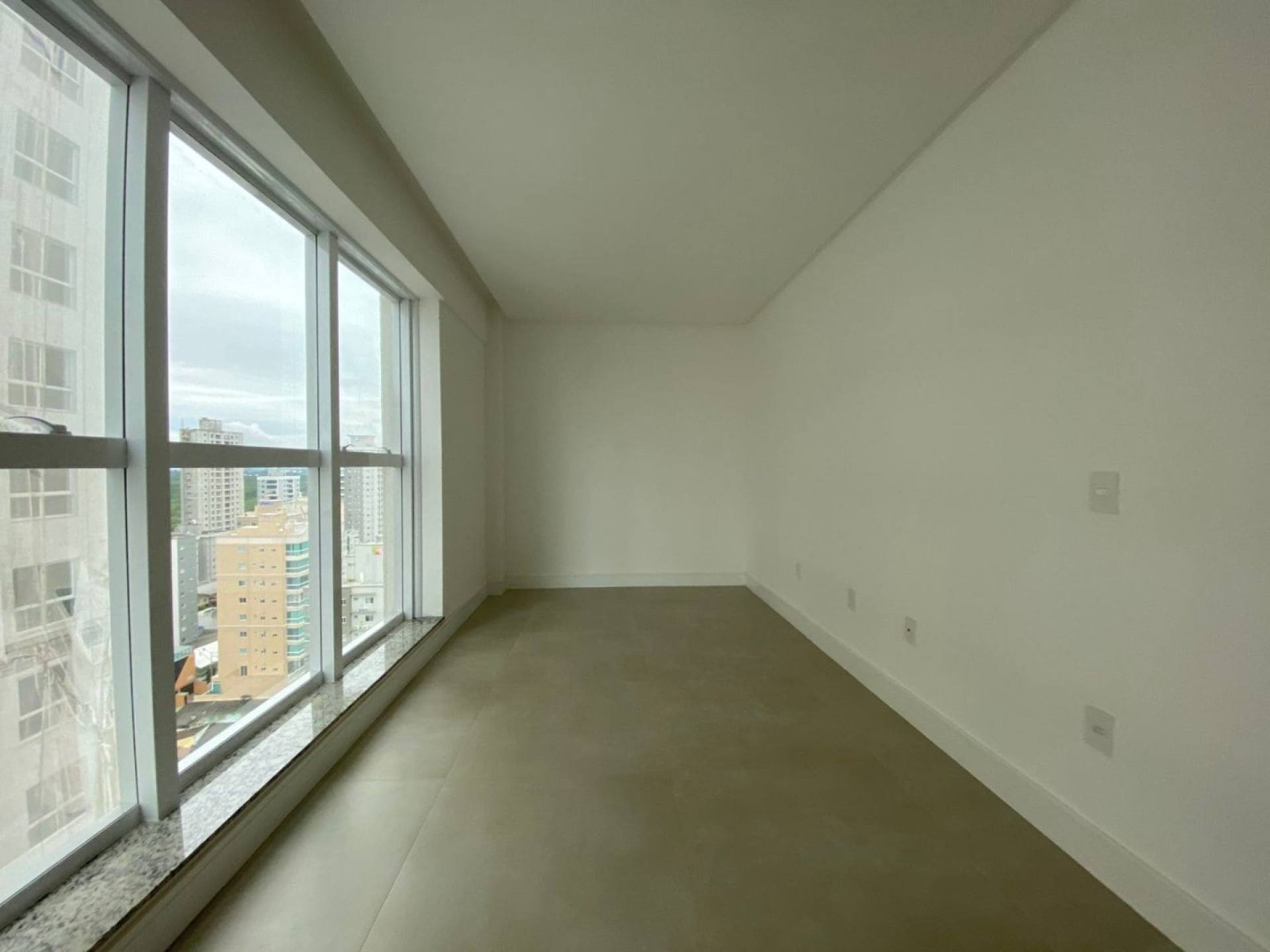 Apartamento Para Vender com 3 suítes no bairro Meia Praia em Itapema