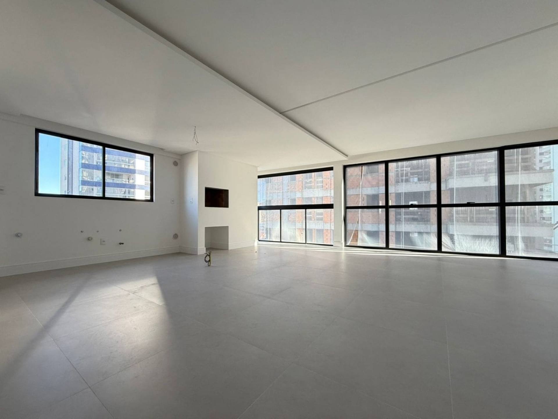 Apartamento À Venda com 3 suítes no bairro Meia Praia em Itapema