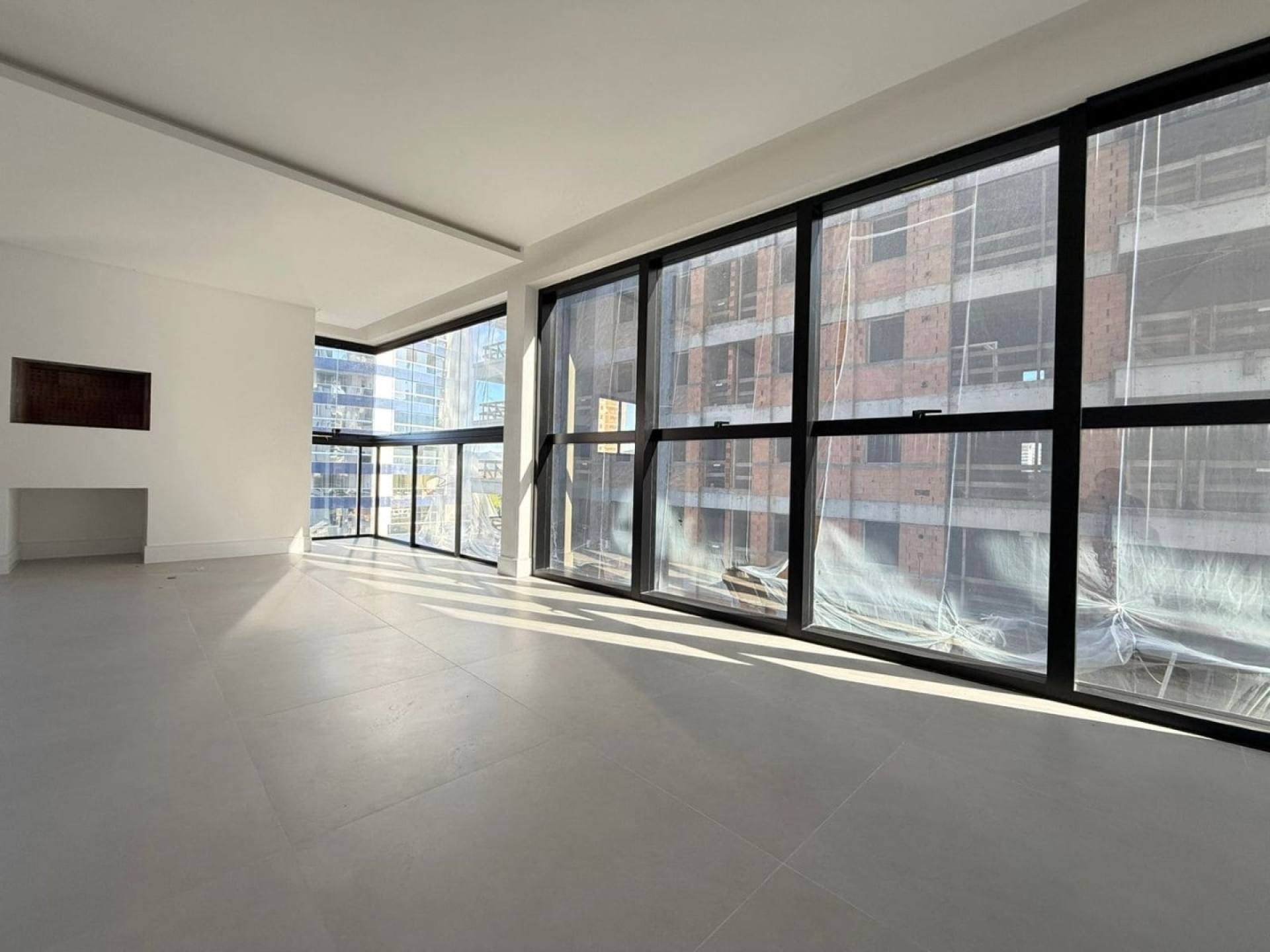 Apartamento À Venda com 3 suítes no bairro Meia Praia em Itapema