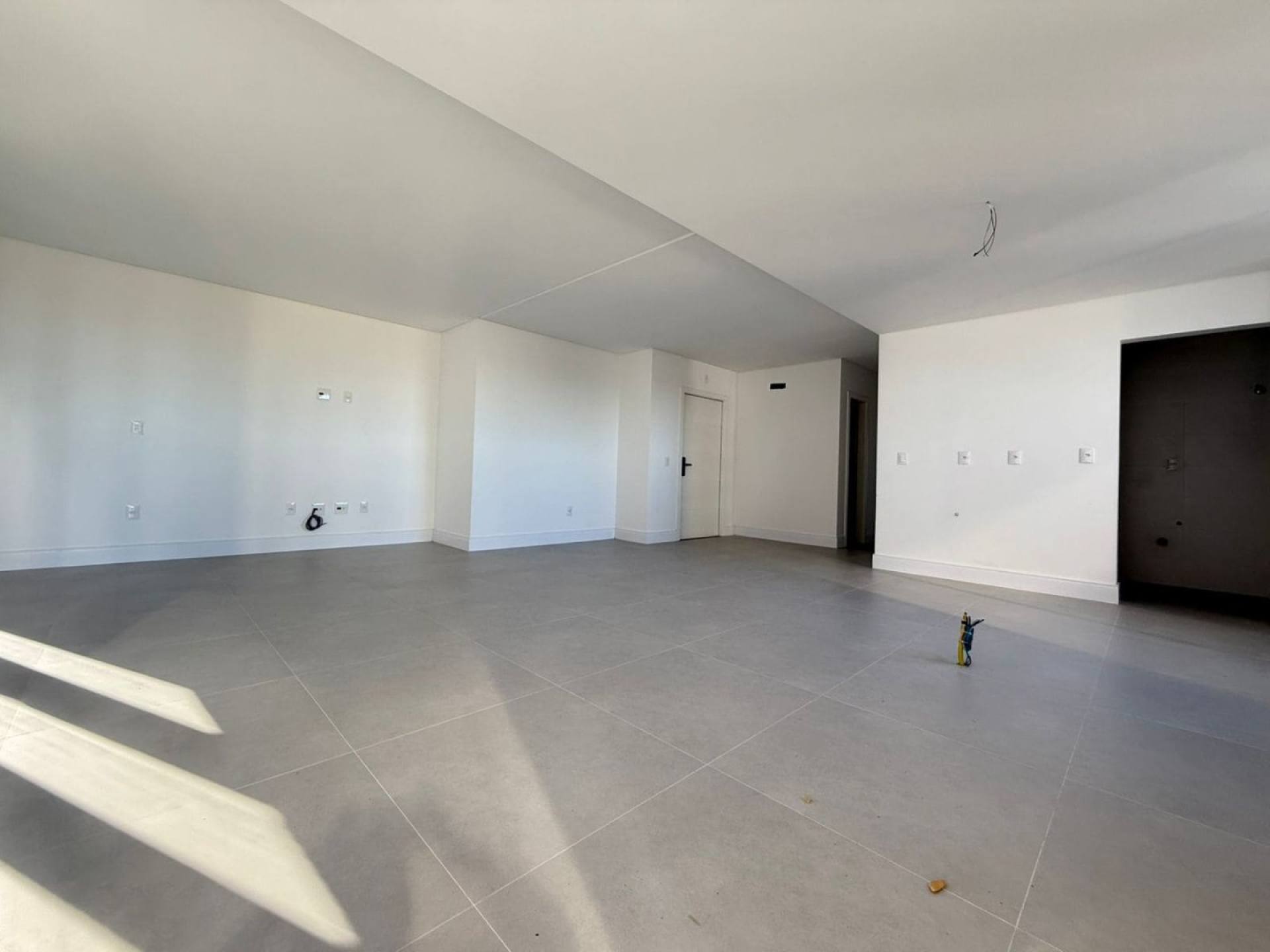 Apartamento À Venda com 3 suítes no bairro Meia Praia em Itapema