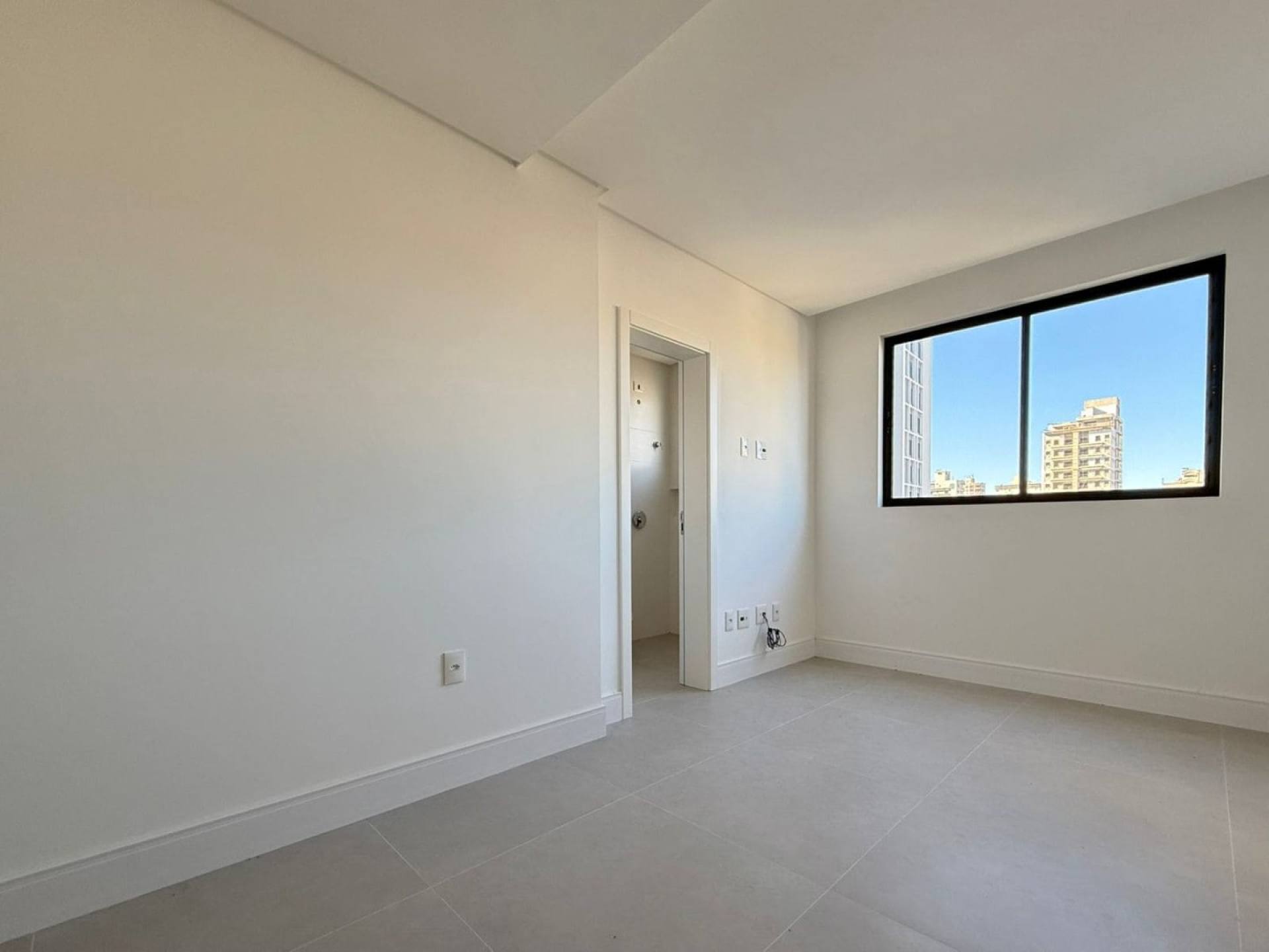 Apartamento À Venda com 3 suítes no bairro Meia Praia em Itapema