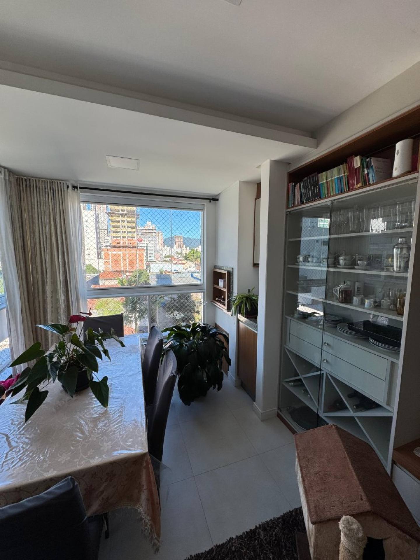 Apartamento Para Vender Mobiliado com 3 suítes no bairro Meia Praia em Itapema