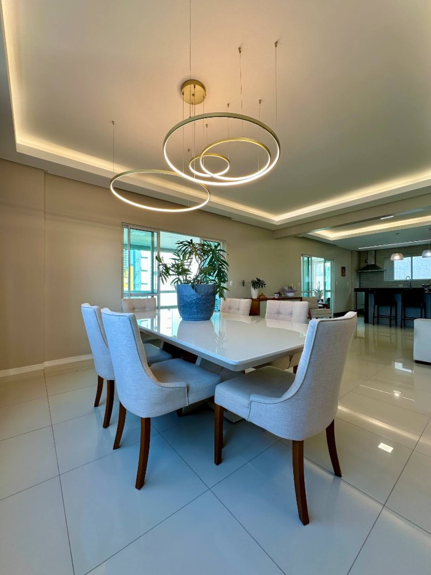 Apartamento Mobiliado Para Vender com 4 suítes no bairro Meia Praia em Itapema