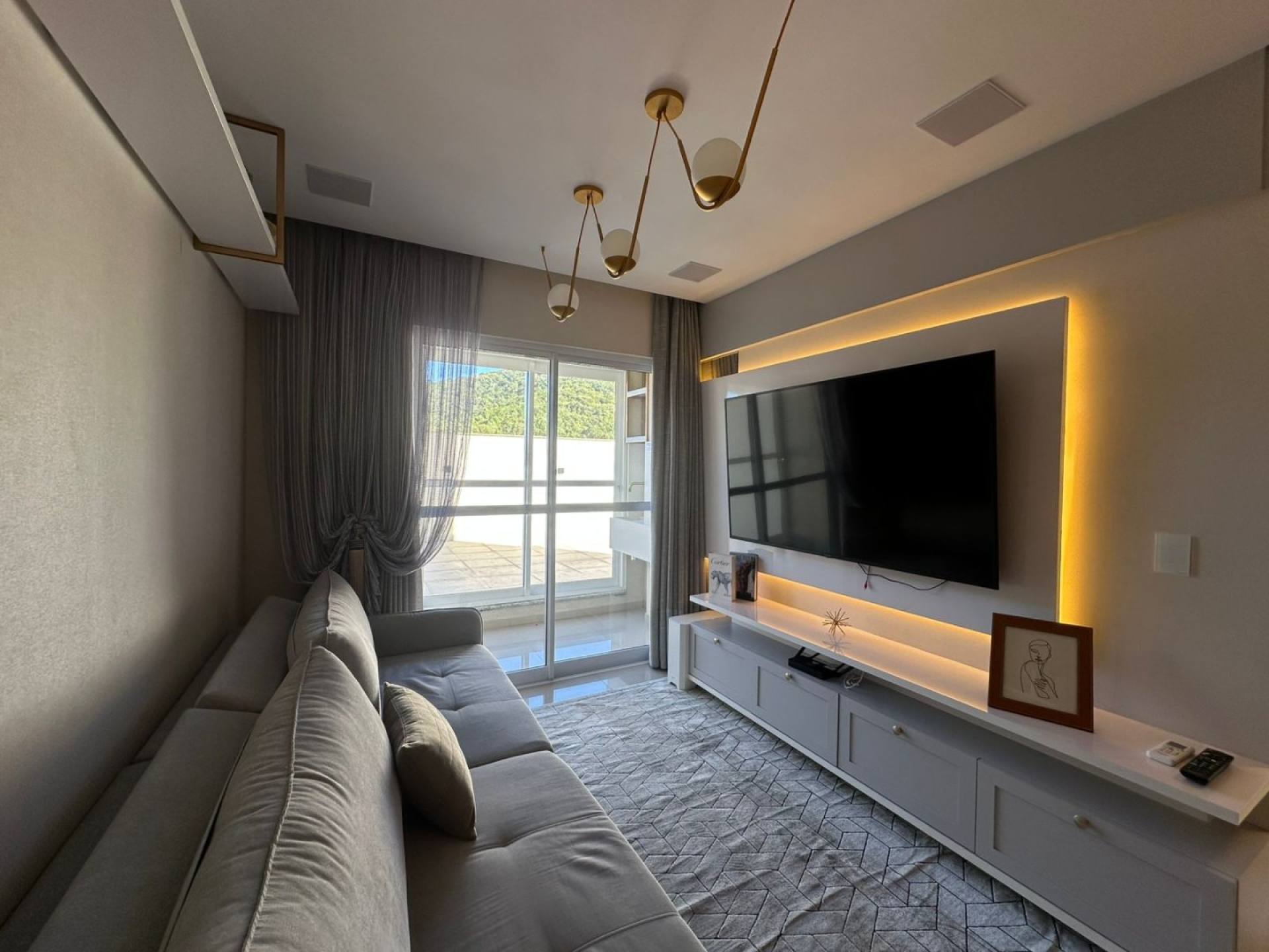 Apartamento Totalmente Mobiliado À venda no Tabuleiro dos Oliveiras em Itapema