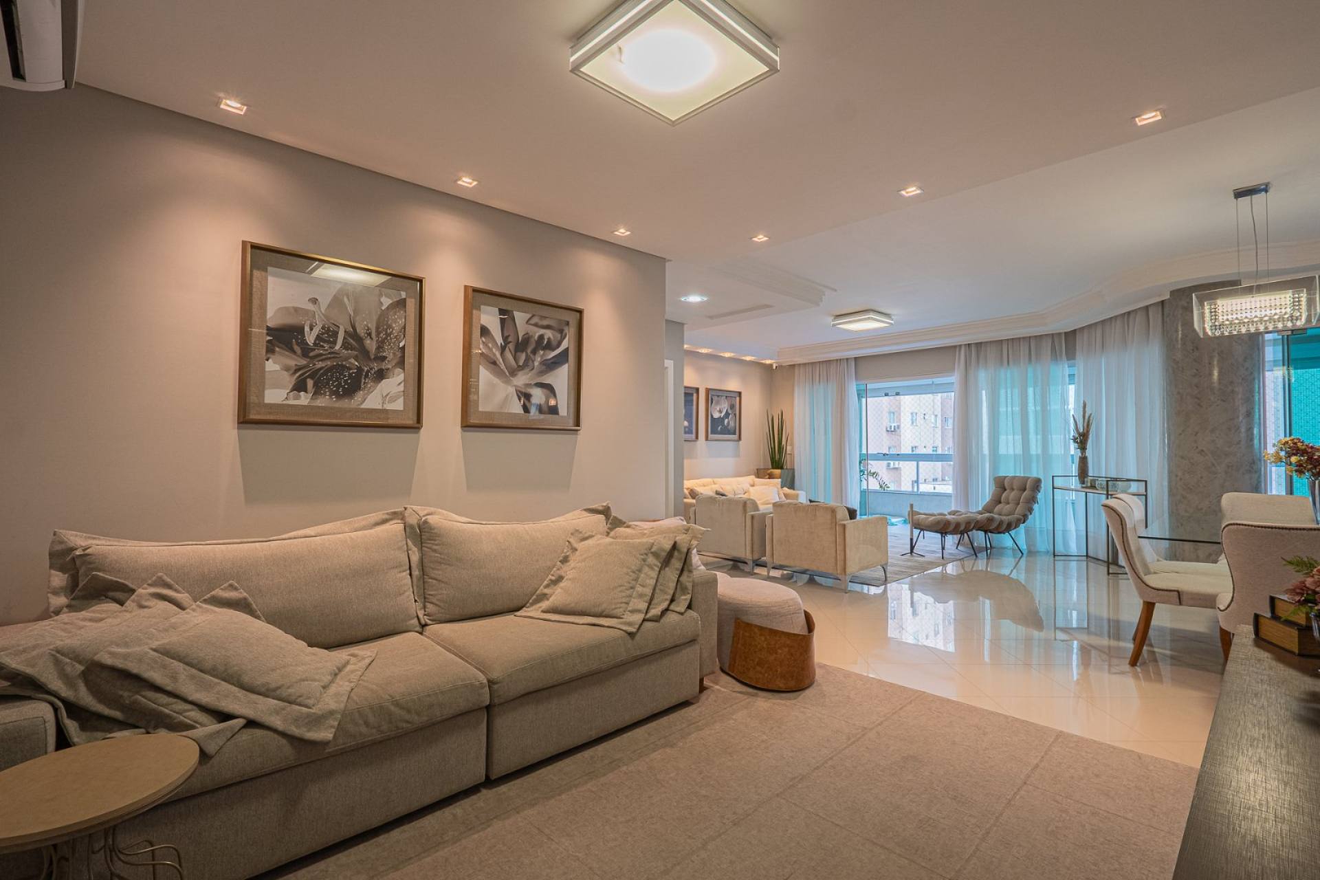 Apartamento À Venda com 4 suítes no bairro Meia Praia em Itapema