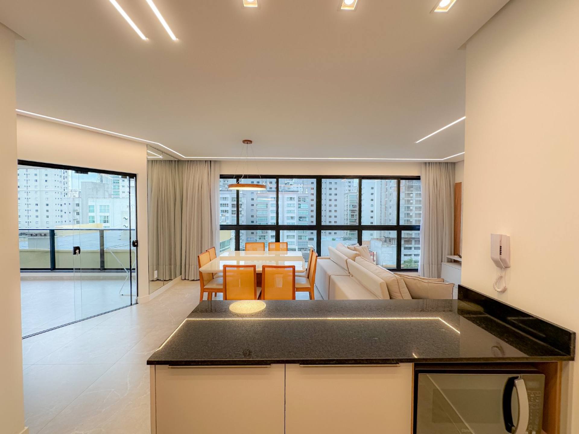 Apartamento Mobiliado À Venda no Coração da Meia Praia em Itapema