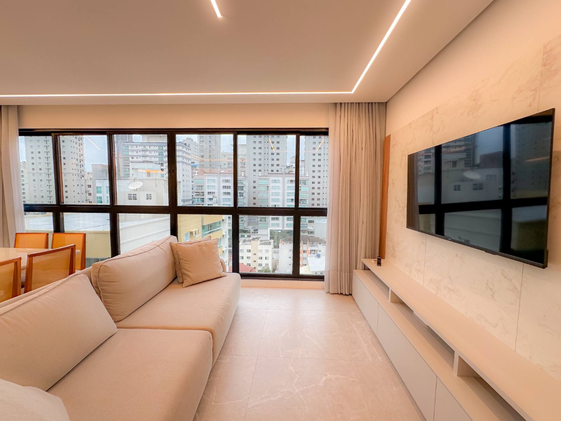 Apartamento Mobiliado À Venda no Coração da Meia Praia em Itapema