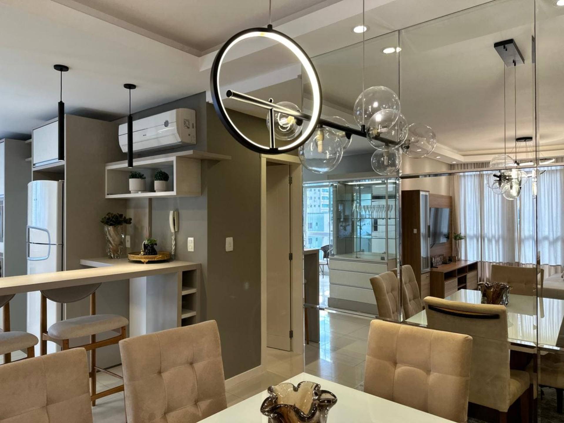 Apartamento Para Vender Mobiliado com 3 suítes na Meia Praia em Itapema